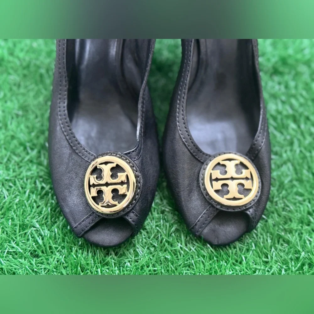 Tory Burch Black and Gold Heels with‎ Signature Logo Size 9.5